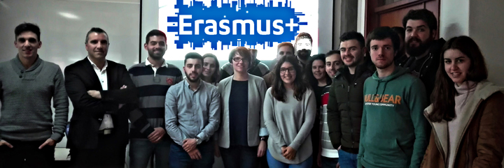 Zofia Zięba ze studentami. Nad nimi napis Erasmus+
