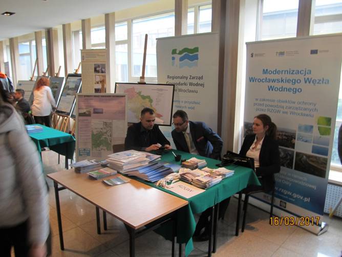 Pracownicy Regionalnego Zarządu Gospodarki Wodnej we Wrocławiu prezentują informacje na temat nowych inwestycji i projektów Banku Światowego