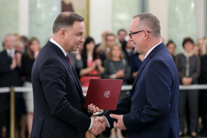 Prezydent Duda wręcza Szymonowi Szewrańskiemu nominację profesorską