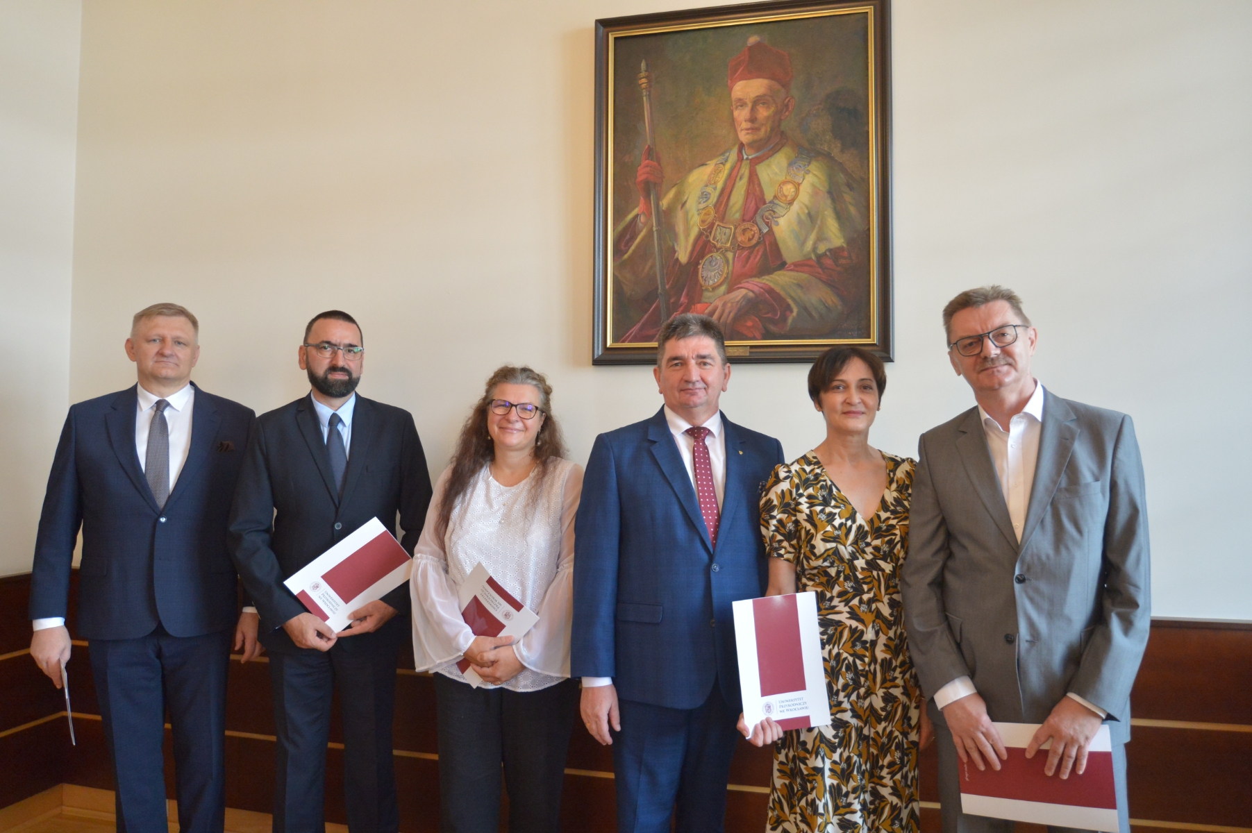 Rektor UPWr prof. Krzysztof Kubiak i nowo powołani dziekani: prof. Mirosław Wiatkowski, prof. Stanisław Dzimira, prof. Magdalena Zatoń-Dobrowolska, prof. Beata Raszka i prof. Bogdan Stępień fot. Tomasz Lewandowski