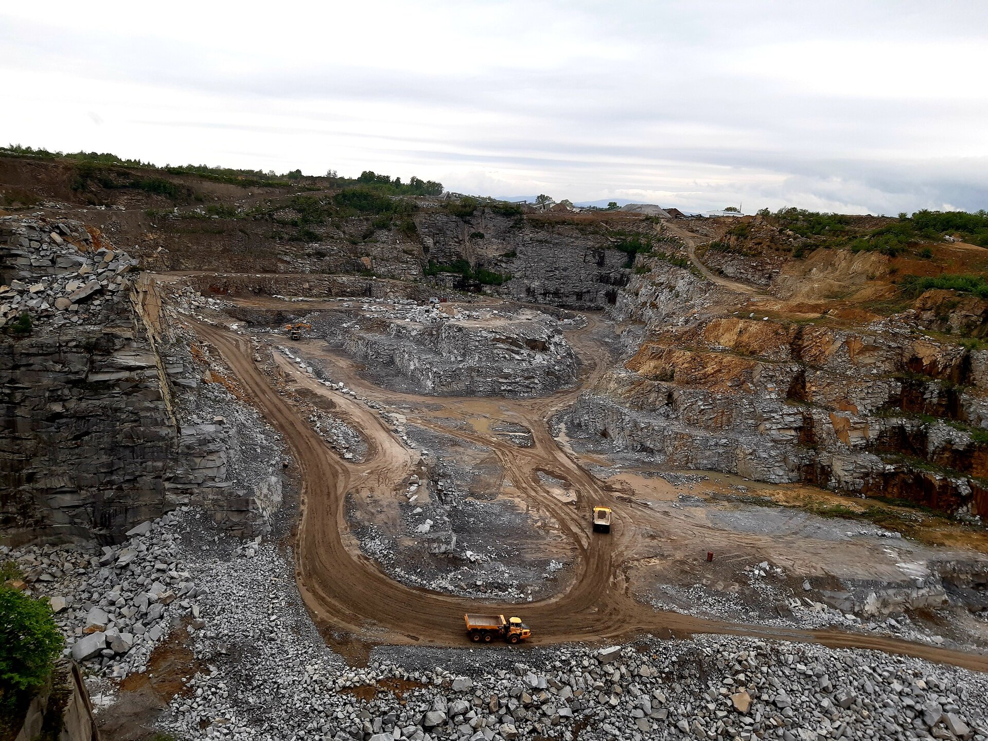 widok z góry na wyrobisko kopalniane