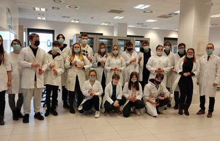 Students with self-prepared test samples, Laboratory for Research Studies on the Environment, Institute of Environmental Engineering
